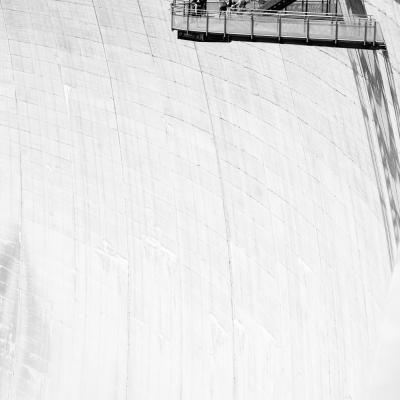 Black White Aufnahme einer Staumauer mit einer Aussichtplattform davor.