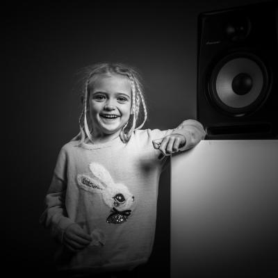 Black White Aufnahme eines blondes kleinen Mädchens dass einen Pullover mit einem Hasen drauf trägt