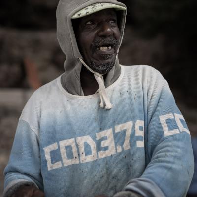 Afroamerikaner mit Zahnlücken und blauem Pulli