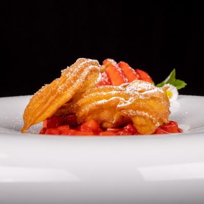 weißer Teller Seitenansicht mit Churros drauf