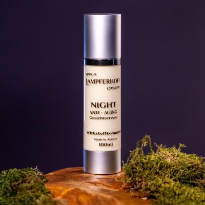 Nacht anti aging Creme in Glas auf Moos gestellt