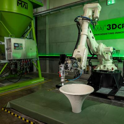 Maschine 3 D Druck mit Silo im HIntergrund