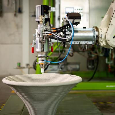 3-D-Druck Maschinenarm druckt weißen Trichter