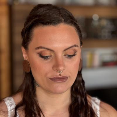 Natürliches Beauty-Make-up mit warmen Brauntönen und dezentem Glow bei Model mit Septum-Piercing