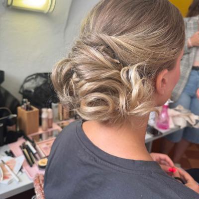 Elegante Hochsteckfrisur mit geflochtenen Elementen, professionelles Hairstyling für Event oder Hochzeit