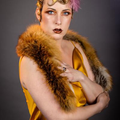 Frau im Vintage-Styling mit Fellstola und elegantem Make-up im Studio