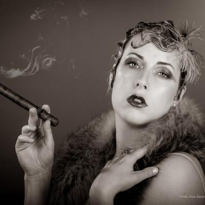 Schwarz-Weiß-Porträt einer Frau im Vintage-Styling mit Zigarre und elegantem Make-up
