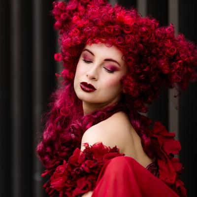 Avantgarde Make-up mit roten Haaren und intensiven Farben, kreative Beauty-Fotografie