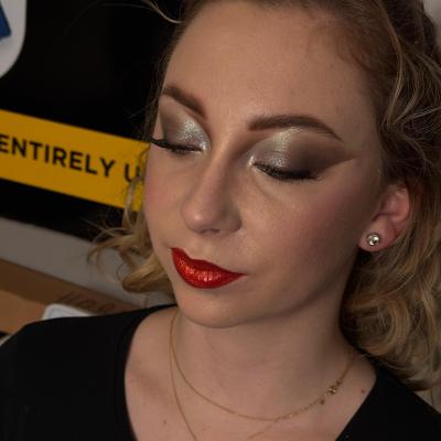 Glamouröses Make-up mit schimmerndem Lidschatten und roten Lippen, professioneller Beauty-Look