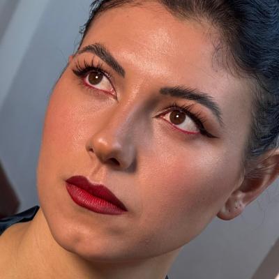Elegantes Beauty-Make-up mit rotem Lippenstift und natürlichem Teint, klassischer Look
