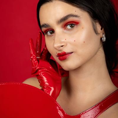 Nahaufnahme einer Frau mit rotem Lippenstift und auffälligem Augen-Make-up